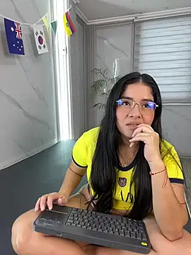 ValentinaLuciana online show from June 25, 1:13 pm