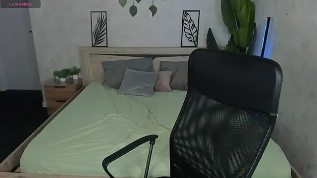 Violeta Paul online show from June 8, 1:28 am
