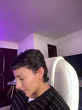 Peytongh  online show from July 7, 7:27 pm