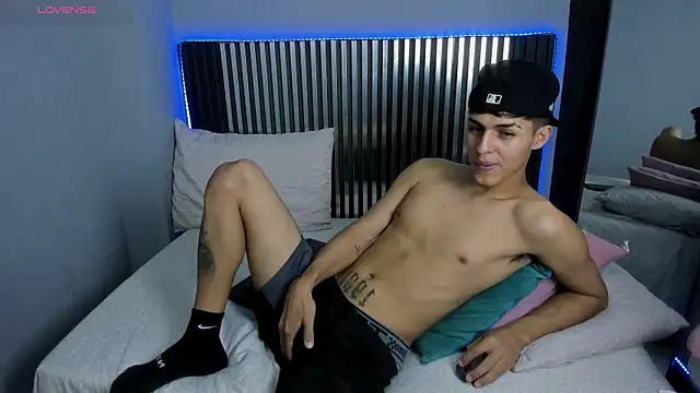 Axel Mendozaa online show from July 2, 9:43 pm