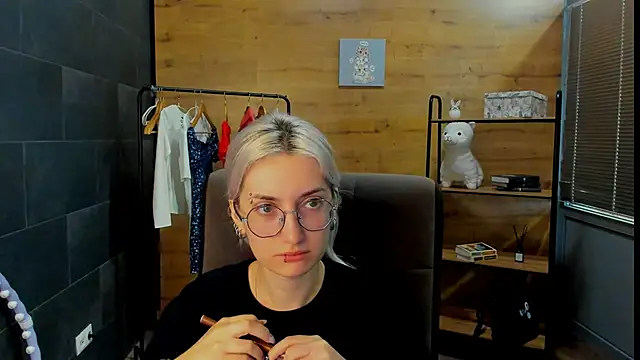 DaisyHopkins online show from June 20, 9:46 am