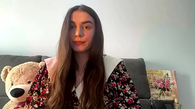 LucyLuxy online show from August 6, 9:38 am