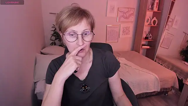 Paris Cherry online show from April 19, 6:10 pm