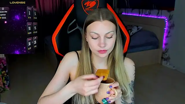 BiMolly online show from April 15, 2:39 pm