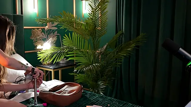 Eille Elfie online show from December 1, 5:11 am