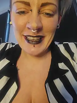 Snapshot of PinkTheHawk chatting on October 10, 5:45 am PinkTheHawk online show from October 10, 5:45 am