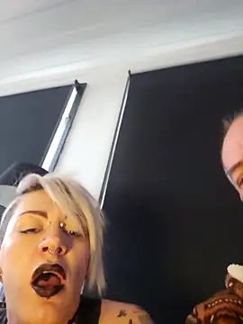 Snapshot of PinkTheHawk chatting on September 18, 12:42 am PinkTheHawk online show from September 18, 12:42 am