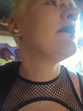 Snapshot of PinkTheHawk chatting on October 25, 1:46 am PinkTheHawk online show from October 25, 1:46 am