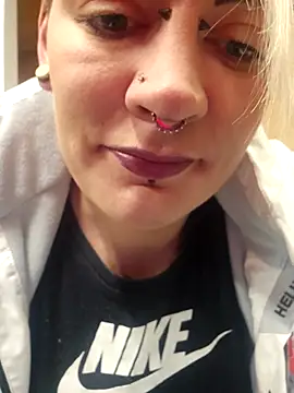 Snapshot of PinkTheHawk chatting on October 5, 3:22 am PinkTheHawk online show from October 5, 3:22 am