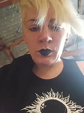 Snapshot of PinkTheHawk chatting on October 30, 3:31 am PinkTheHawk online show from October 30, 3:31 am