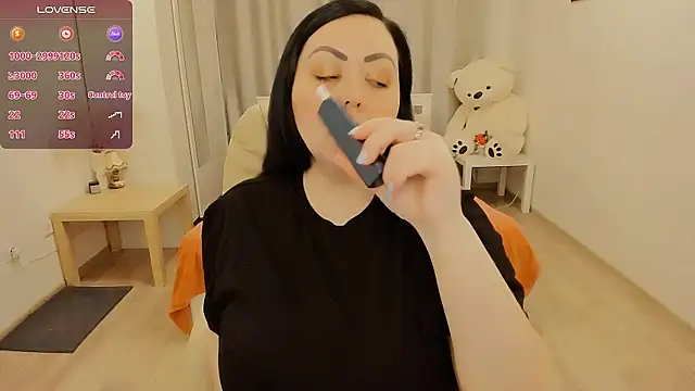 Nina Hopper online show from December 3, 3:03 pm