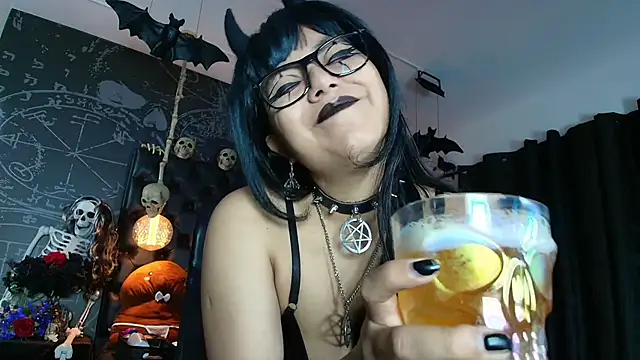 AlexHoe  online show from April 3, 7:01 pm