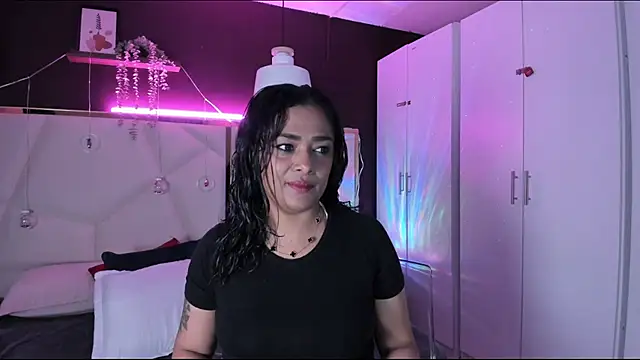 Inndrahot online show from December 16, 3:45 am