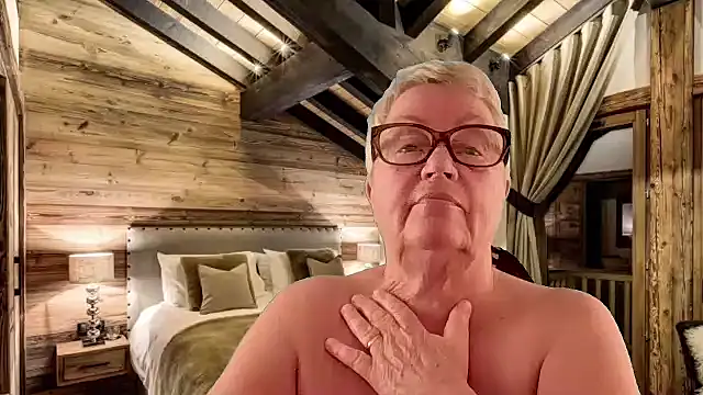 GrannyChrissy68 online show from March 18, 10:26 pm