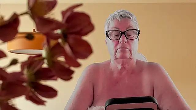 GrannyChrissy68 online show from February 10, 11:52 pm