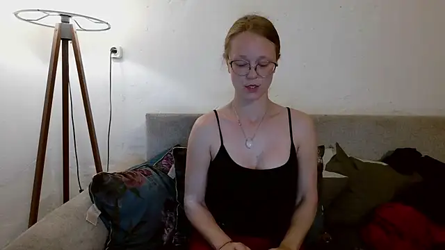 little-leni online show from April 25, 8:06 pm