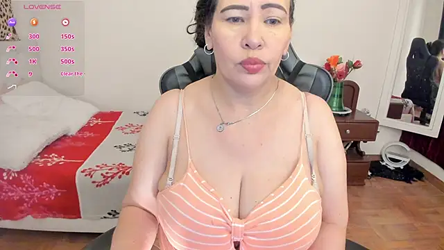 esmeralda milf online show from December 17, 7:51 pm