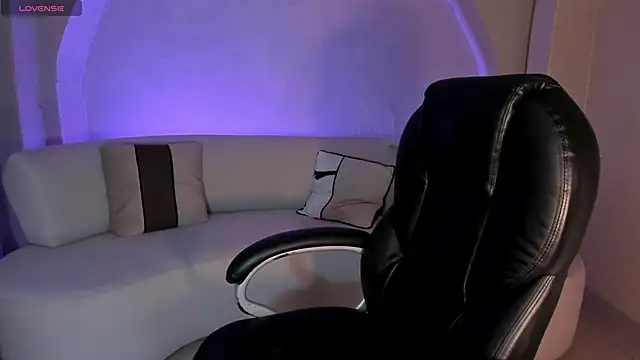 MiaRoberts1 online show from April 14, 1:11 pm