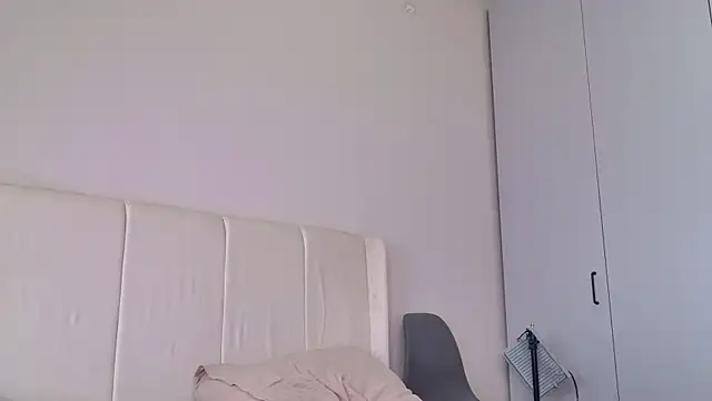 Evelyn rabbit online show from April 25, 7:00 pm