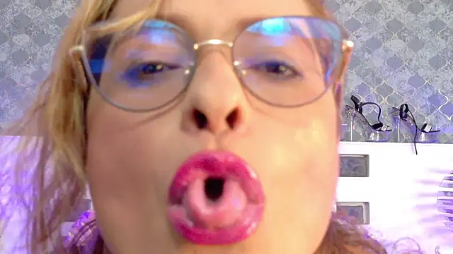 MarilynVega1 online show from October 1, 8:58 pm