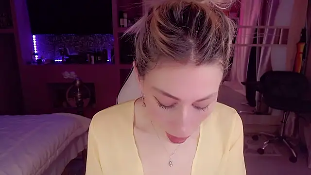 AnnieGOld  online show from January 11, 12:04 am