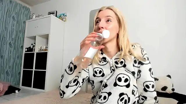 KenzieDawton online show from October 8, 5:45 am