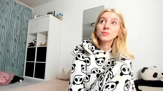 KenzieDawton online show from October 10, 6:07 am