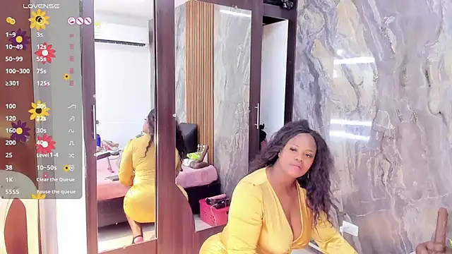 LauraSaenz01 online show from March 19, 4:06 am