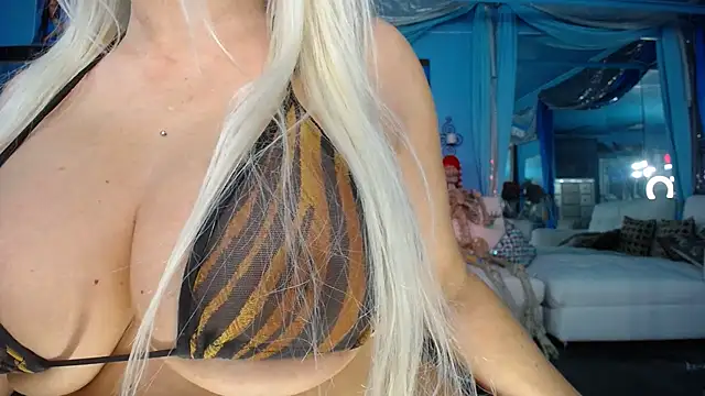 ADRIANNA FOX online show from December 4, 10:39 am