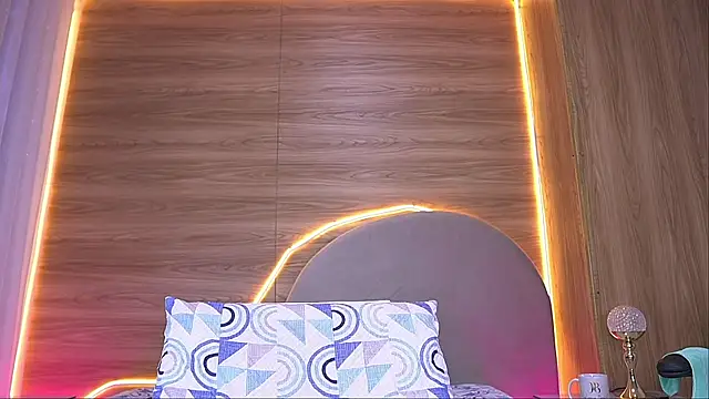 alexaa walker online show from April 14, 12:05 pm