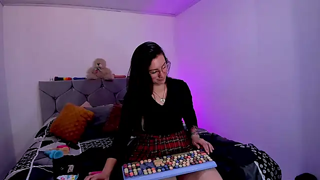 vanessabrown  online show from September 29, 6:35 pm