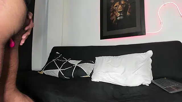 sweatyhairypig23 online show from May 22, 12:25 pm