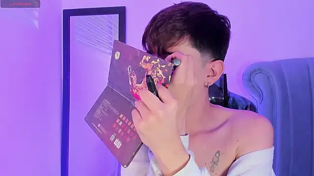 Chris boy  online show from April 3, 8:01 am