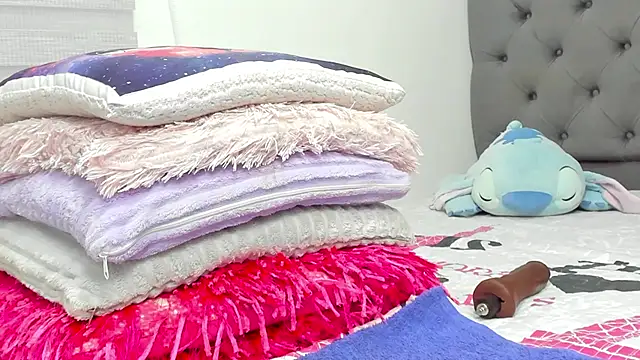 Elizabeth 18  online show from April 17, 3:19 am