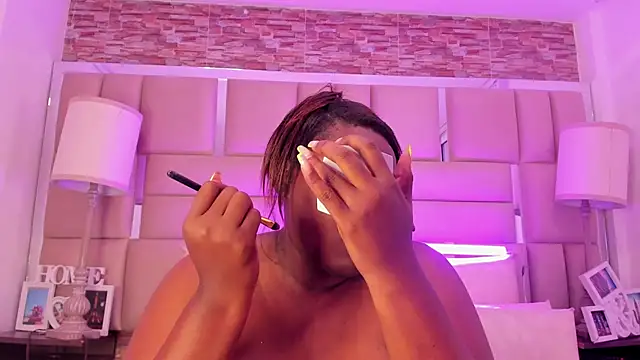 ShaniaBrownn online show from October 16, 8:22 pm