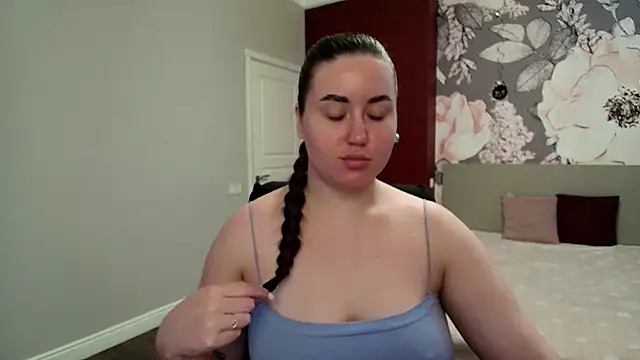 Roxie Bradley online show from April 10, 6:30 am