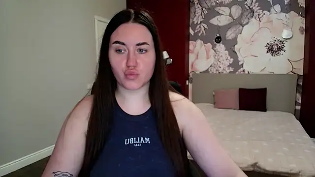 Roxie Bradley online show from April 13, 5:42 am