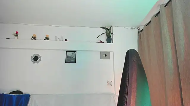 Sinthia Collins online show from April 11, 2:28 am