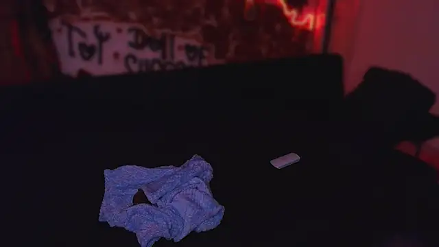 Laura takint online show from November 7, 9:31 pm