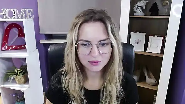 Snapshot of Zoey_Erotic chatting on October 23, 4:40 am Zoey Erotic online show from October 23, 4:40 am