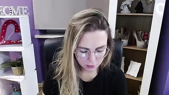 Snapshot of Zoey_Erotic chatting on October 22, 4:28 am Zoey Erotic online show from October 22, 4:28 am