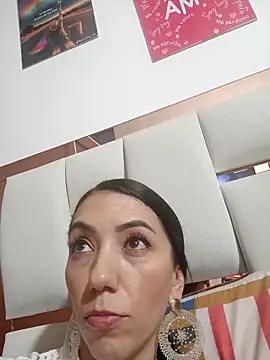 LunaZambrano online show from April 5, 8:30 pm