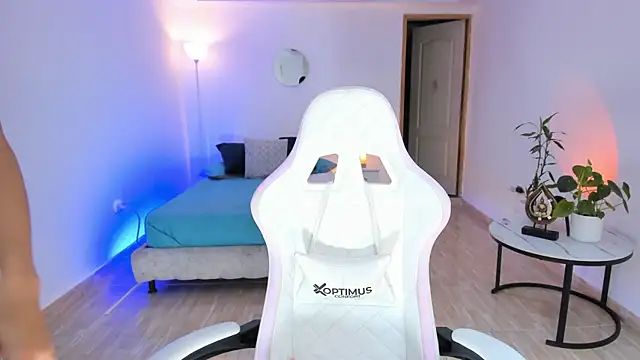 carleee winter online show from April 5, 1:15 am