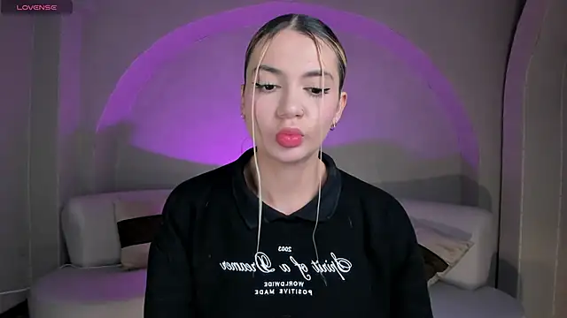 NiaHolland online show from October 27, 11:28 am