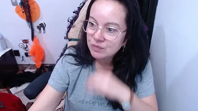 Sonialorens  online show from November 3, 11:20 pm