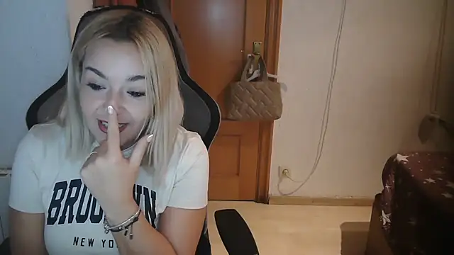 bekka   online show from October 31, 8:18 am