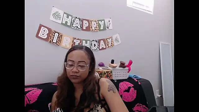 RylHoneyy online show from March 4, 8:15 pm