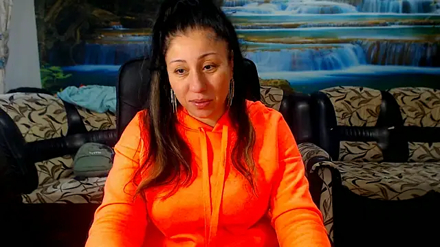 MoistMady online show from November 10, 2:01 pm