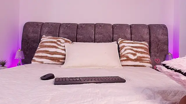 naia blessed online show from November 24, 7:16 pm