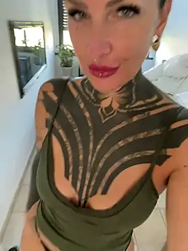 InkedBiitch online show from August 8, 8:00 am